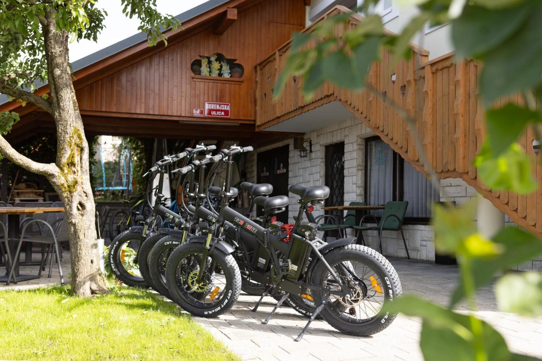 Hotel Gostisce Pri Dveh Petelinih à Bled Extérieur photo